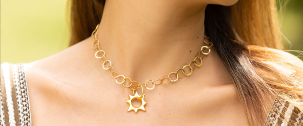 Guía completa: Cómo elegir el collar perfecto para tu cuello. La Veleza joyería colombiana
