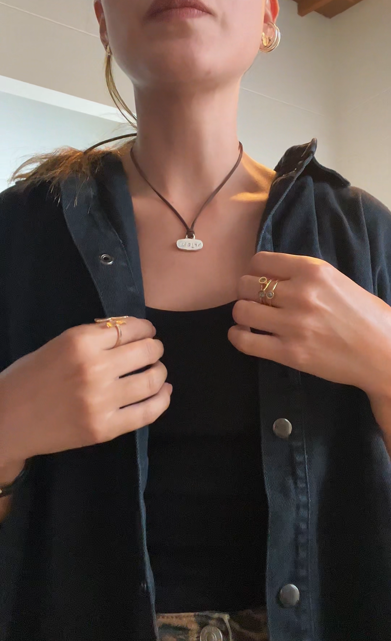 Cadena de charms EmpowerWord de Laveleza con cuerito, accesorios de joyería modernos y elegantes para personalizar tu estilo.