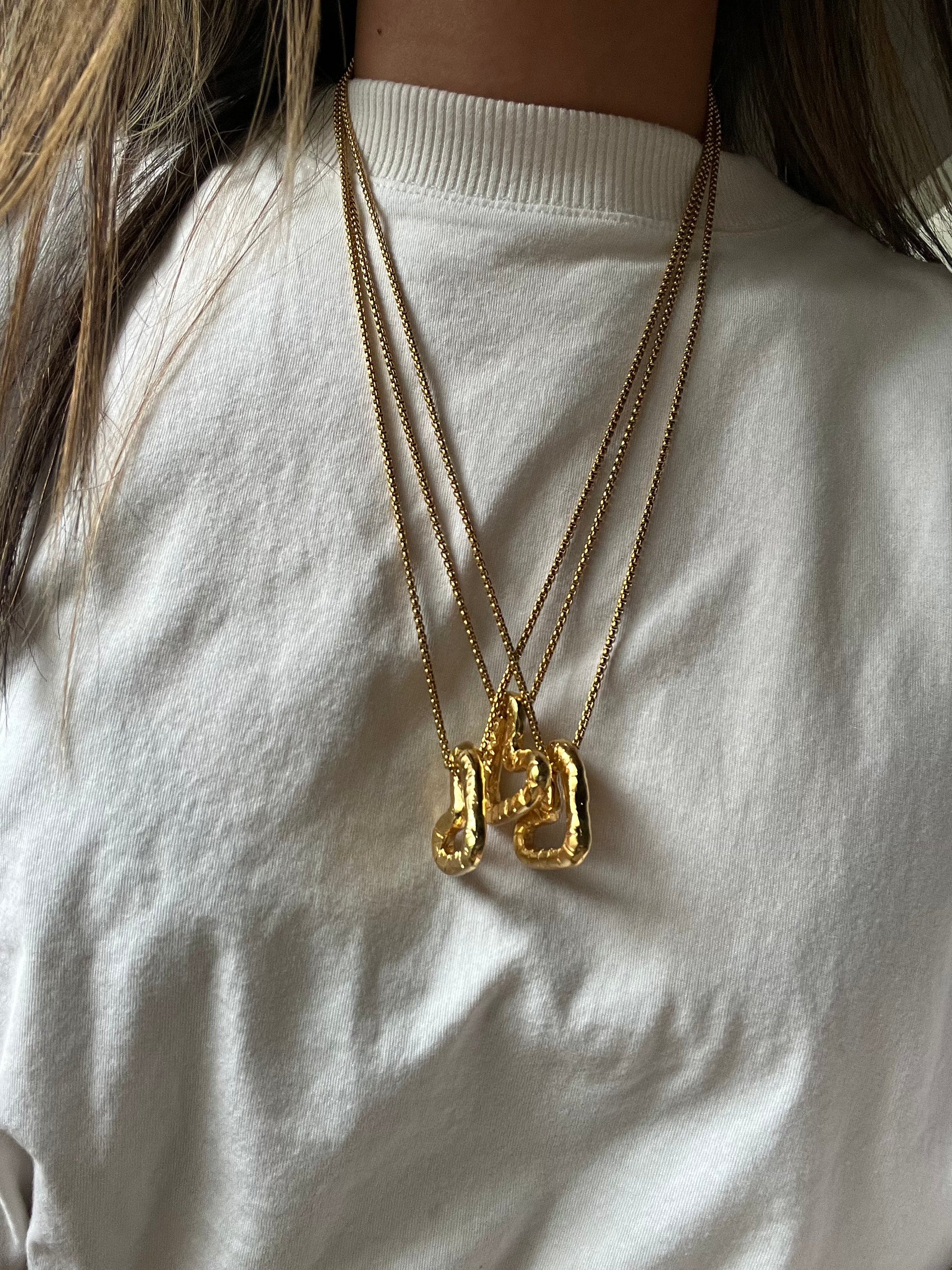Cadena Elisa Maxi de Laveleza con diseño largo y detalles elegantes, hecha de metal dorado brillante.