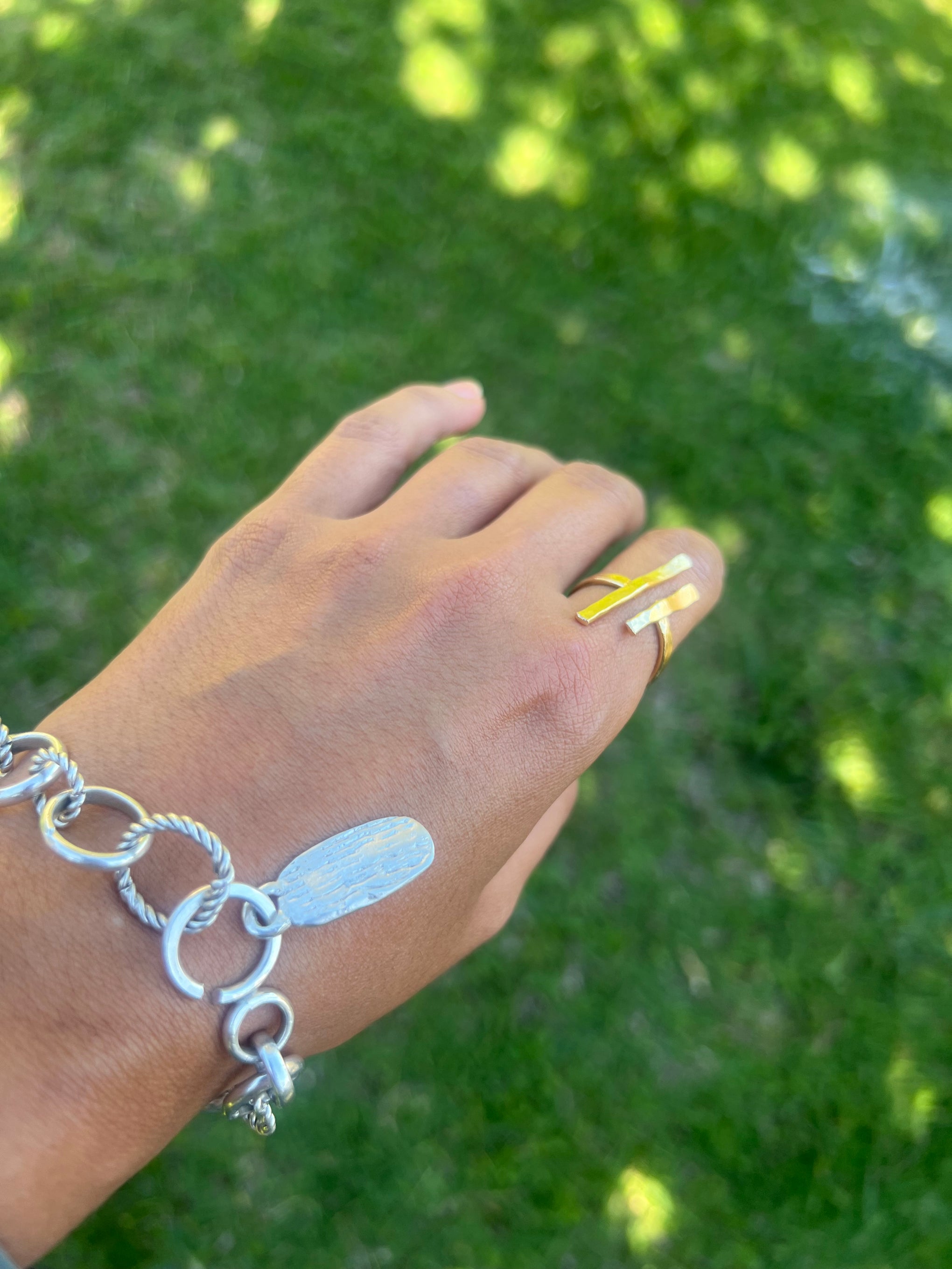 Anillo Nemi de Laveleza con diseño elegante y detalles en plata, enfocado en la joya brillante y su acabado pulido.