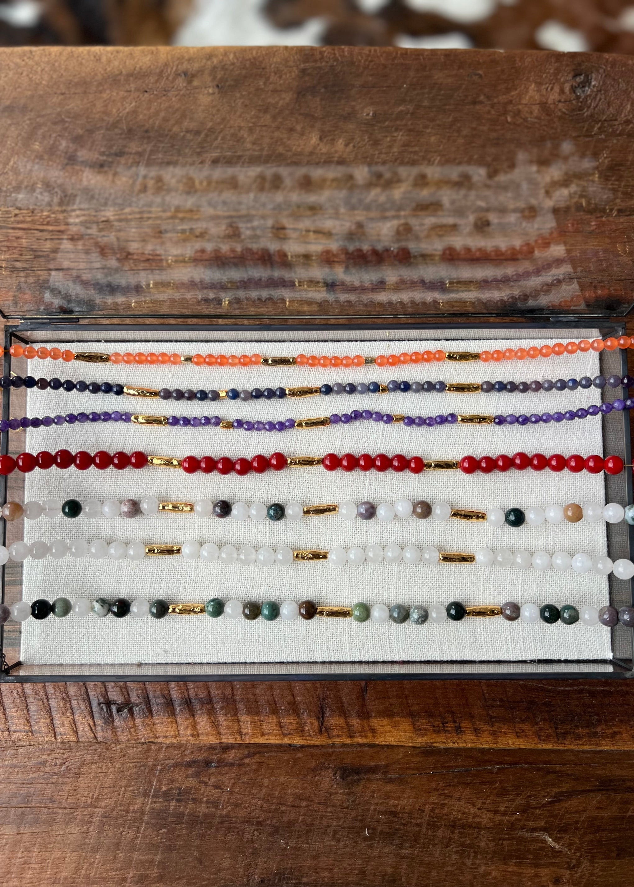 Collar SKYE Terra de la marca Laveleza, diseño elegante con detalles en tonos tierra, mostrado en la imagen.