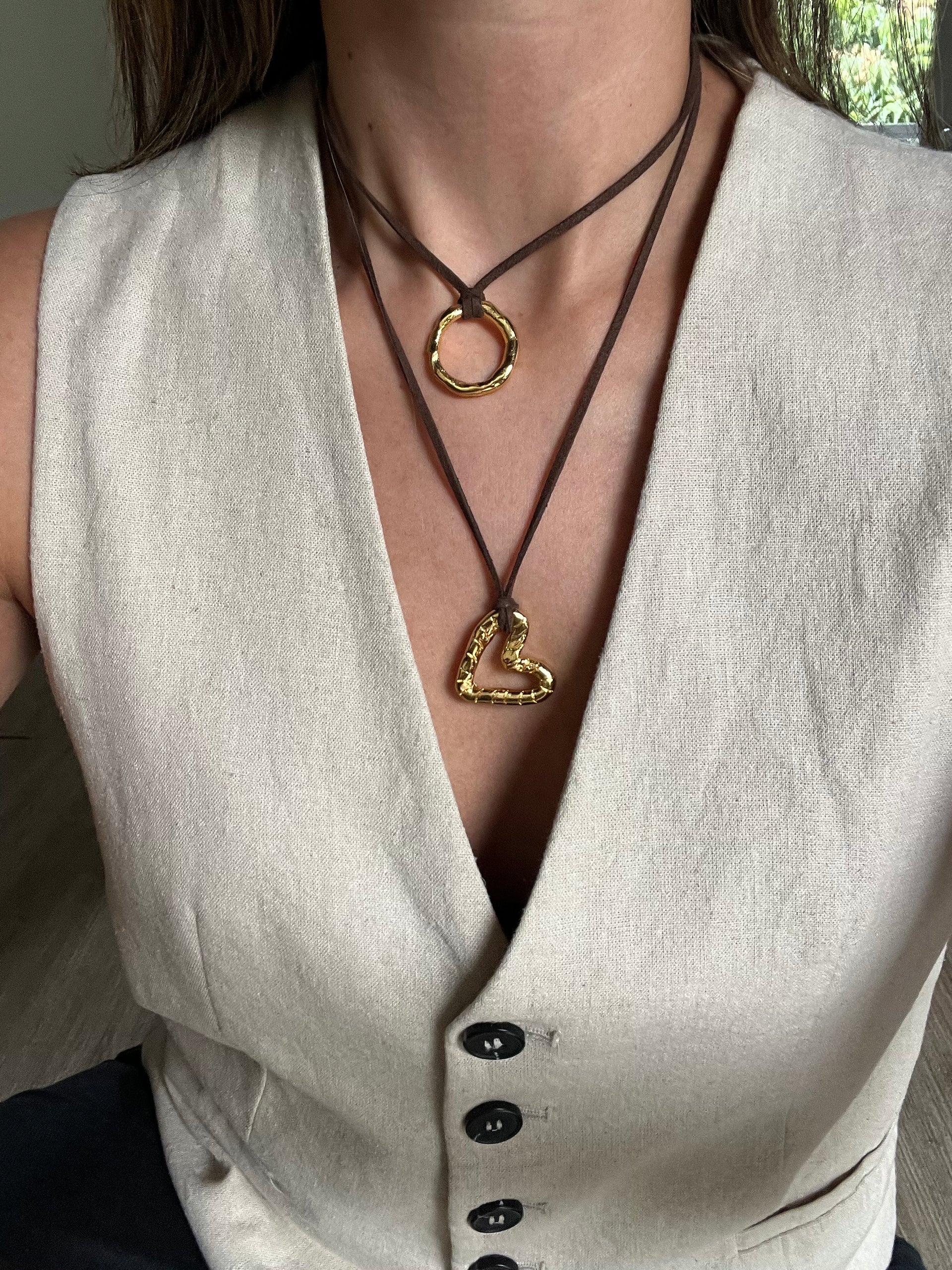 Cadena Elisa Maxi de Laveleza con diseño elegante y detalles brillantes, vista de cerca en acabado plateado.