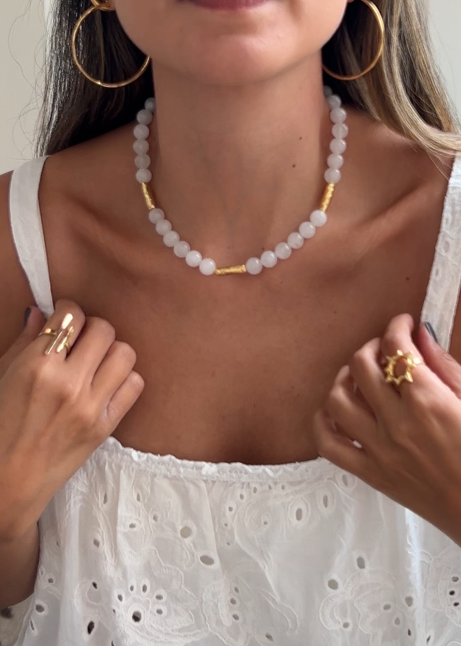 Collar SKYE Terra de Laveleza con diseño inspirado en la naturaleza, en tonos tierra y detalles elegantes.