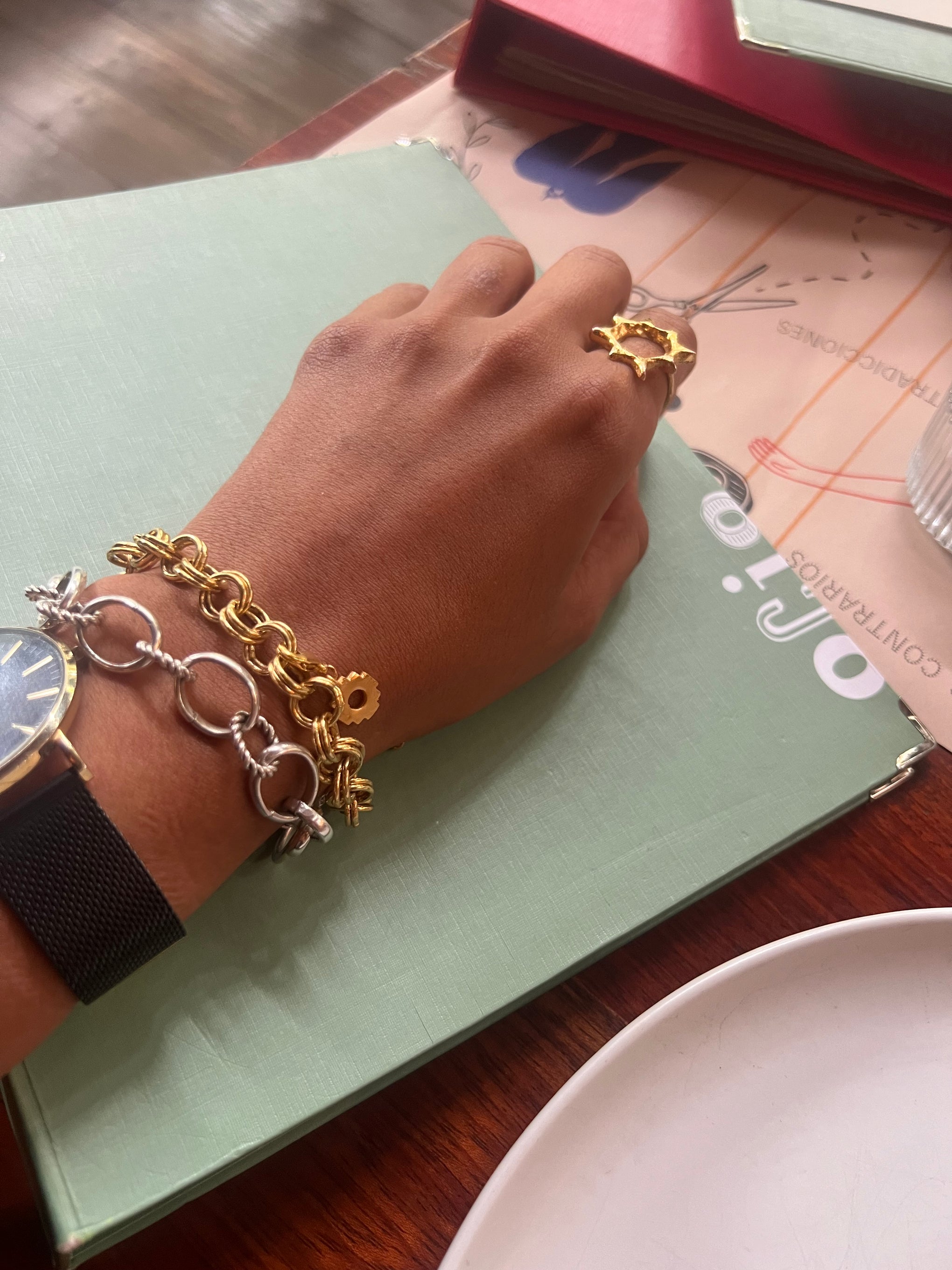 Pulsera Preco de Laveleza con diseño elegante y detalles en plata, visible en la imagen.