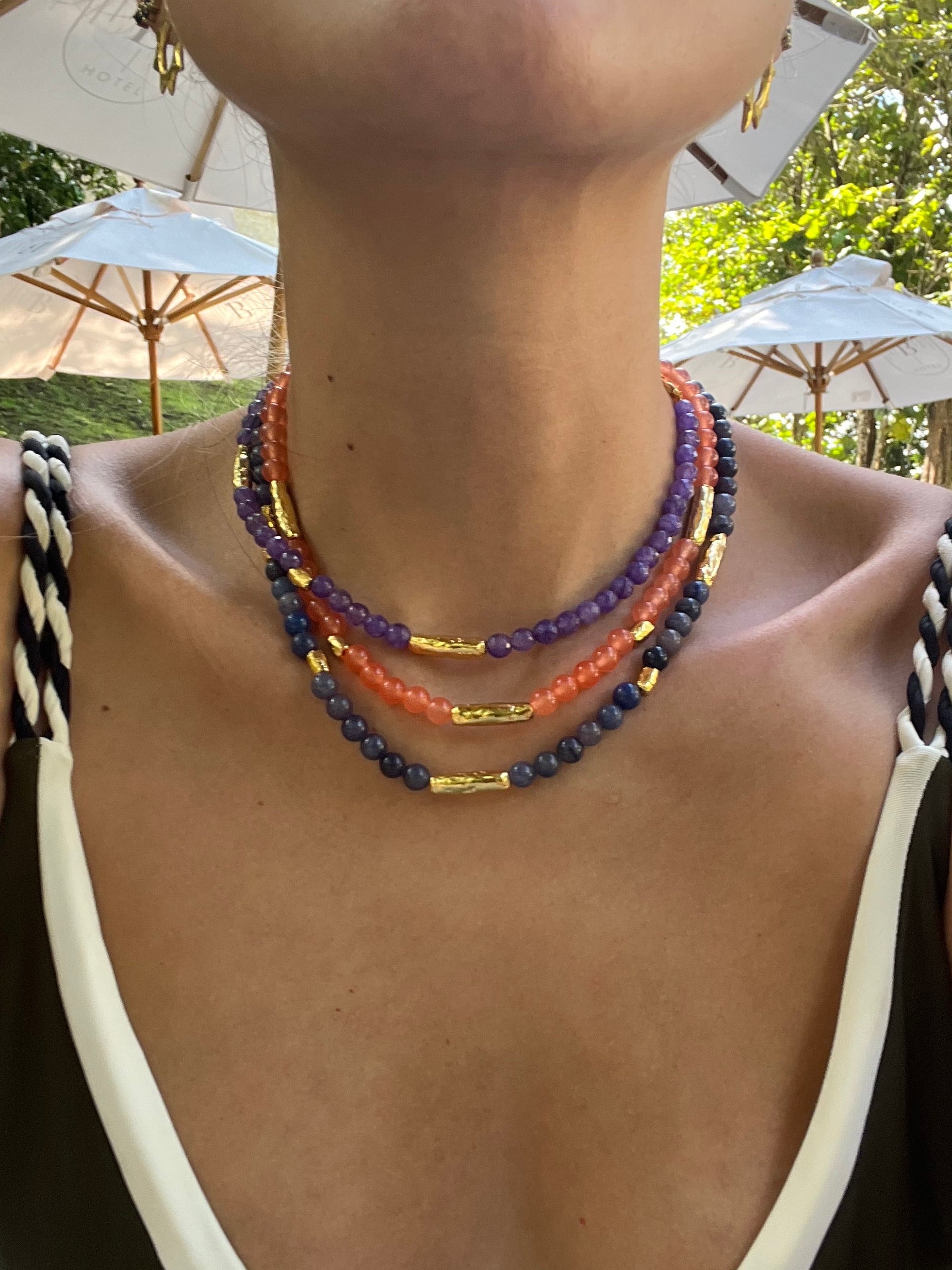 Collar SKYE de Laveleza con diseño elegante en piedras naturales, mostrando detalles finos y cierre ajustable en la imagen.