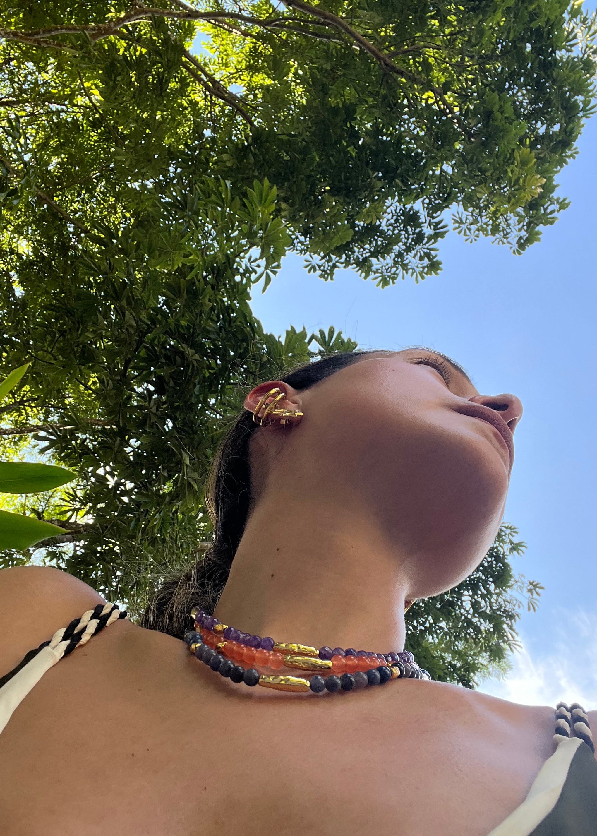 Collar SKYE de Laveleza con diseño elegante en piedras naturales, mostrando detalles finos y cierre ajustable en la imagen.