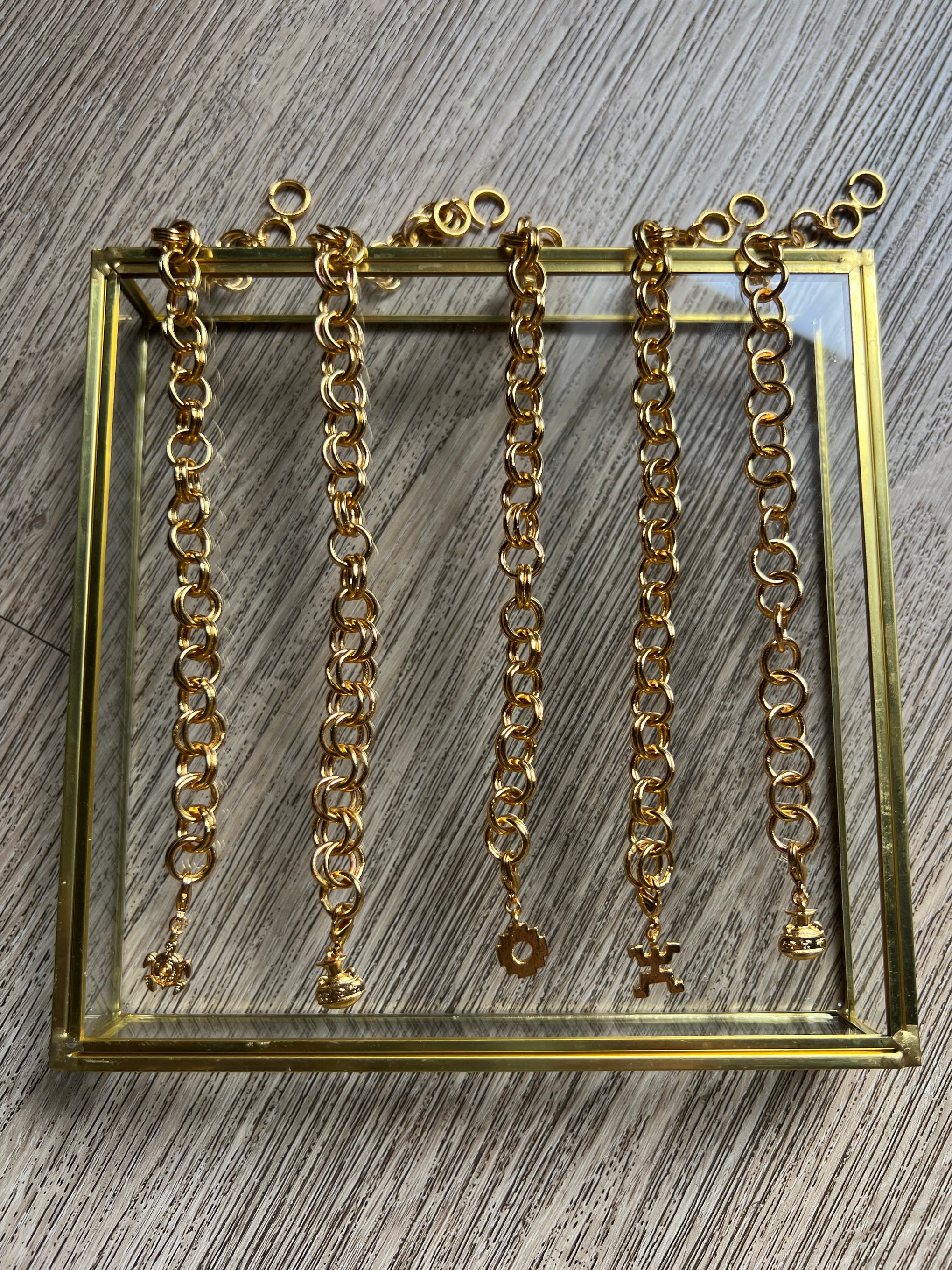 Pulsera Preco de Laveleza, diseño elegante con cuentas en tonos suaves, en exhibición sobre fondo neutro.