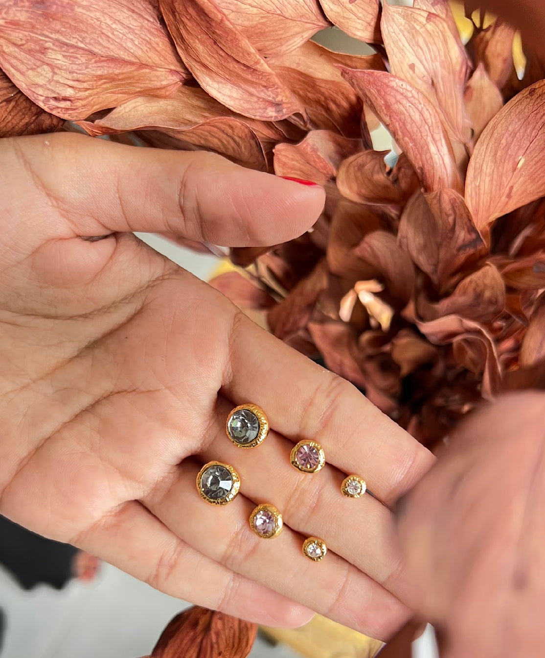 Aretas LaVeleza con topos medianos dorados y brillo, diseño elegante y moderno para accesorios y decoración.