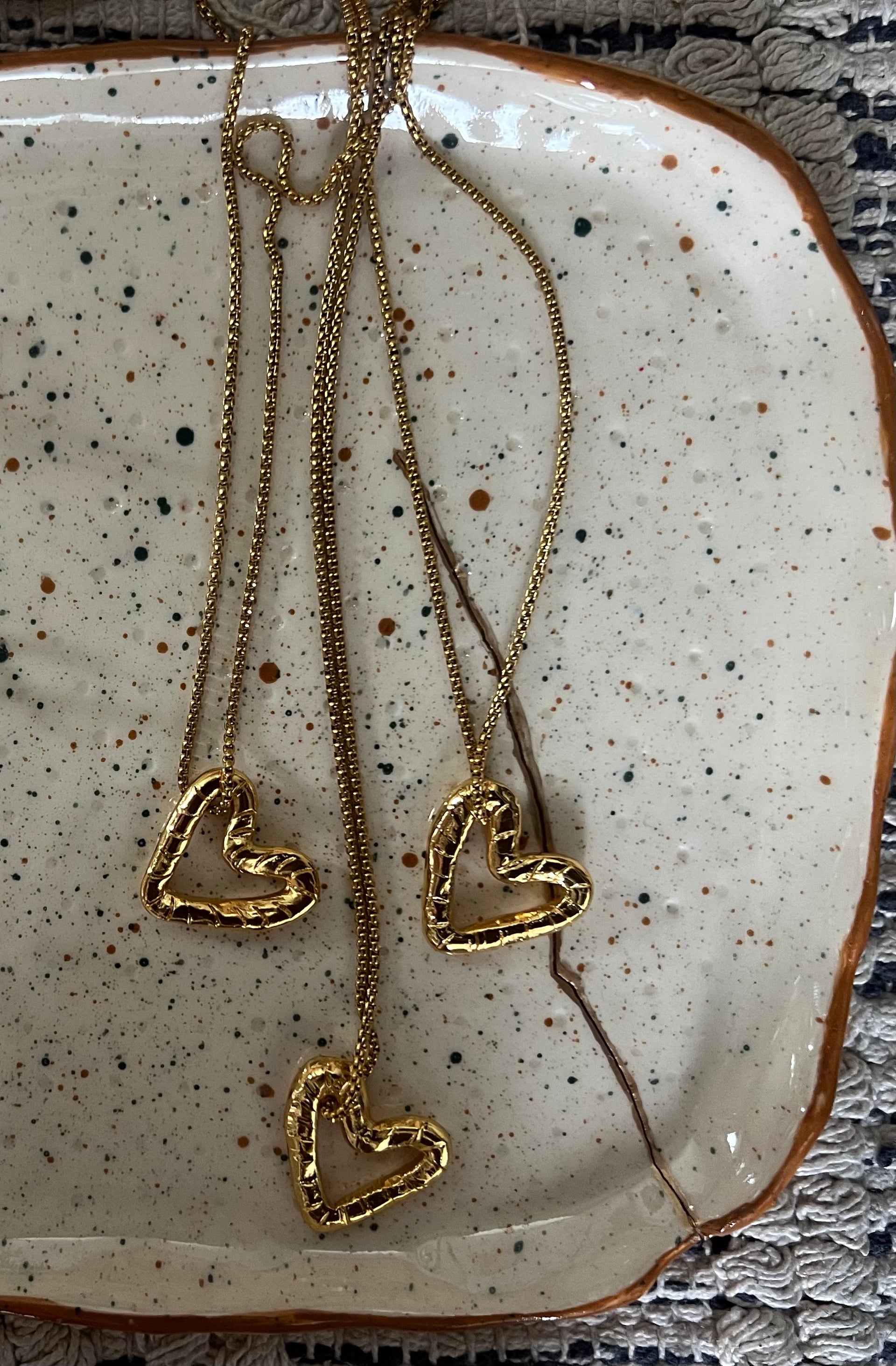 Cadena Elisa Maxi de Laveleza, diseño elegante y largo, en tonos dorados, con detalles brillantes visible en la imagen.