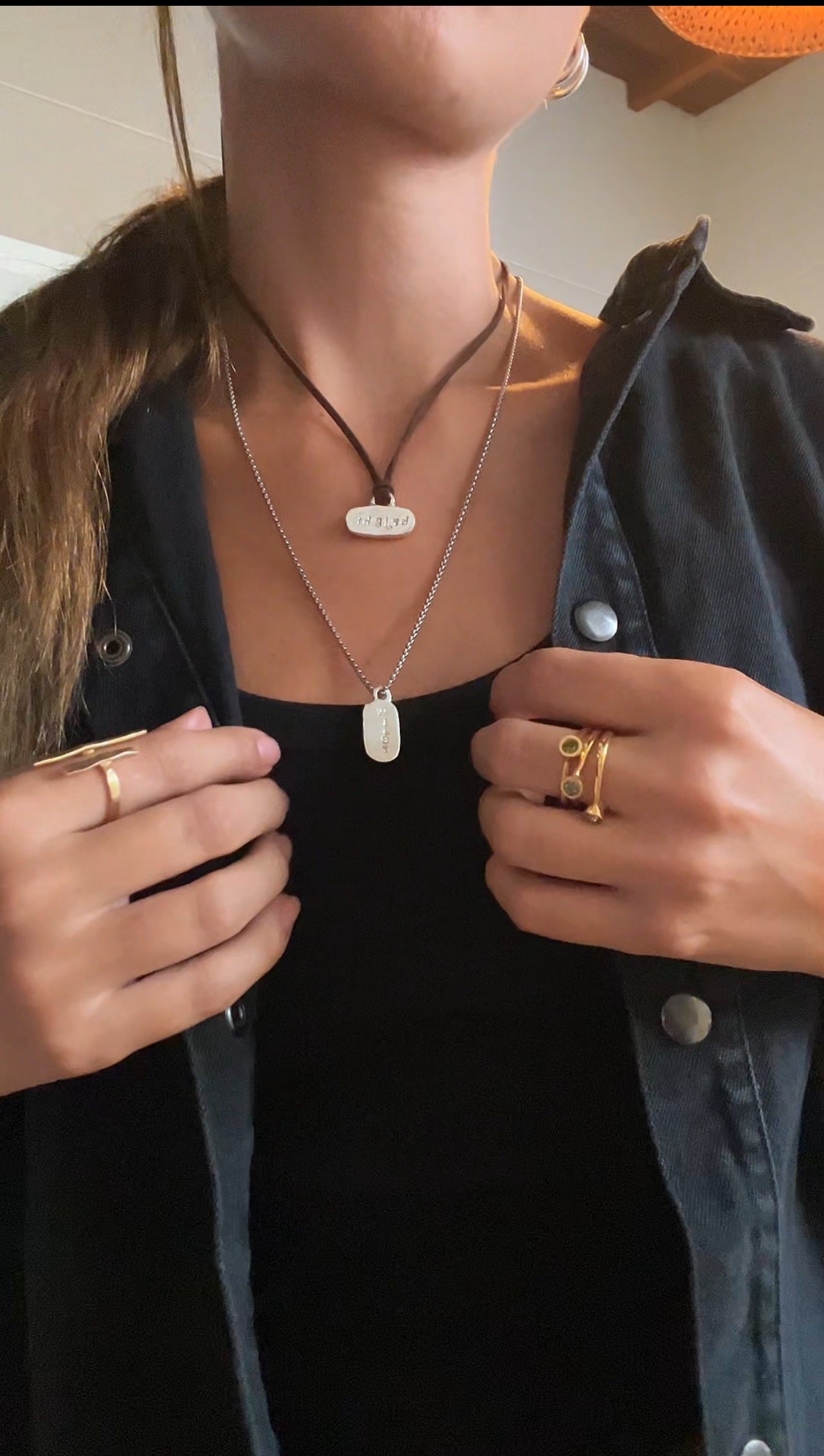 Arete de charmes EmpowerWord con cuerito y cadena de la marca Laveleza, con detalles en plata y diseño elegante.