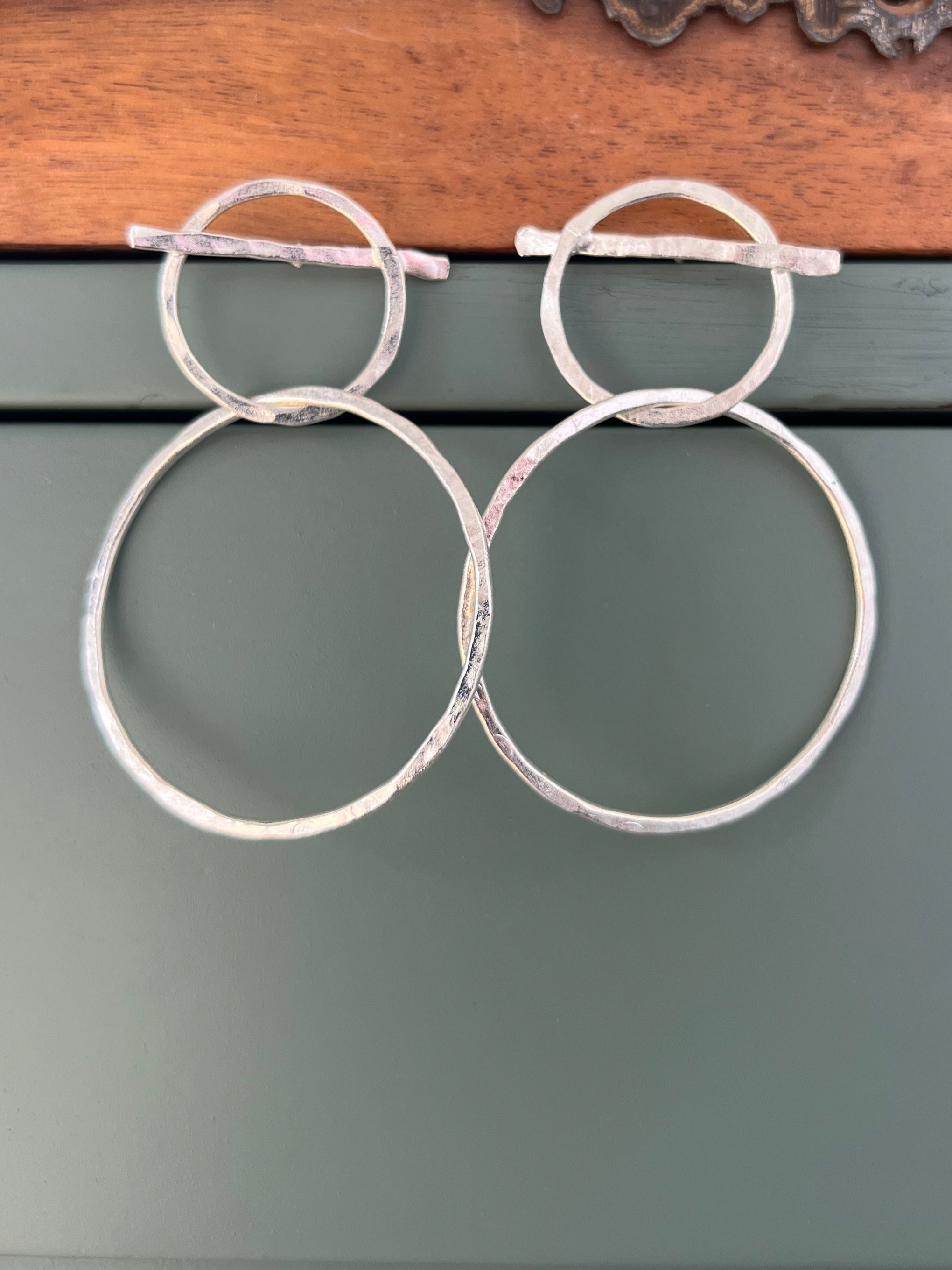 Candongas livianas Amanecer de Laveleza, aretas elegantes en diseño de aro forjado de bronce y baño en plata