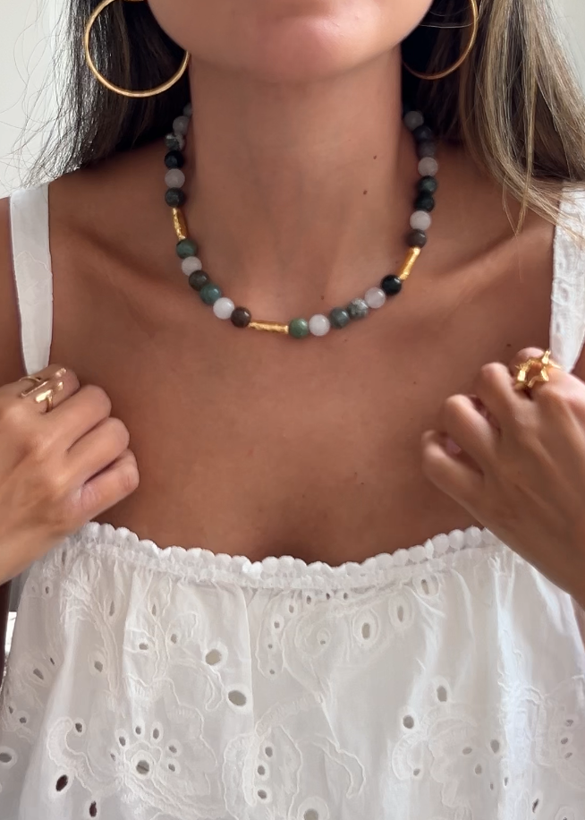Collar SKYE Terra de Laveleza, diseño elegante en tonos tierra, con detalles metálicos, piedras naturales y cierre ajustable. Cuarzo y agata.
