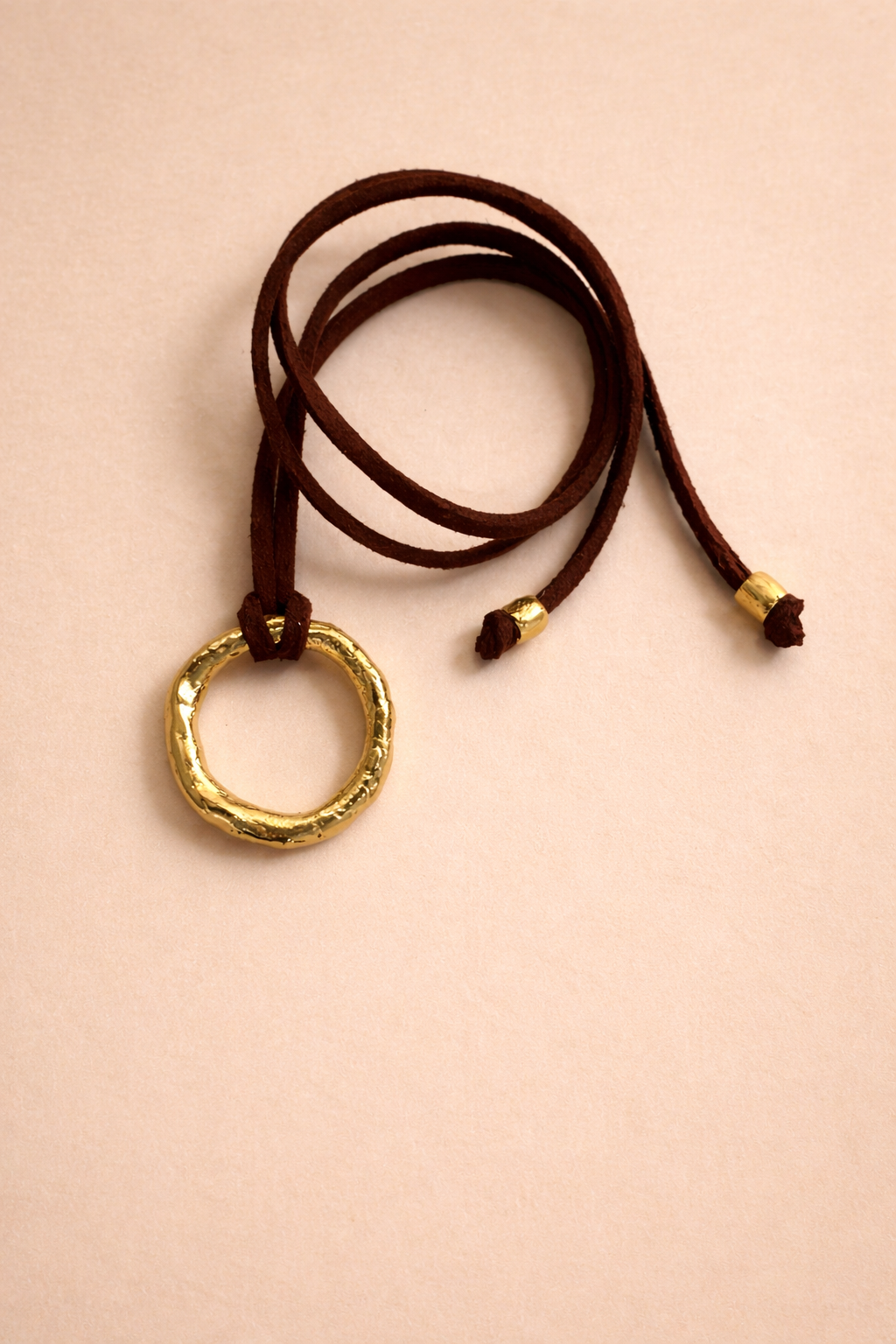 Cuerito INTI de Laveleza, cuero natural en color marrón con textura suave y acabado liso, ideal para accesorios y prendas.